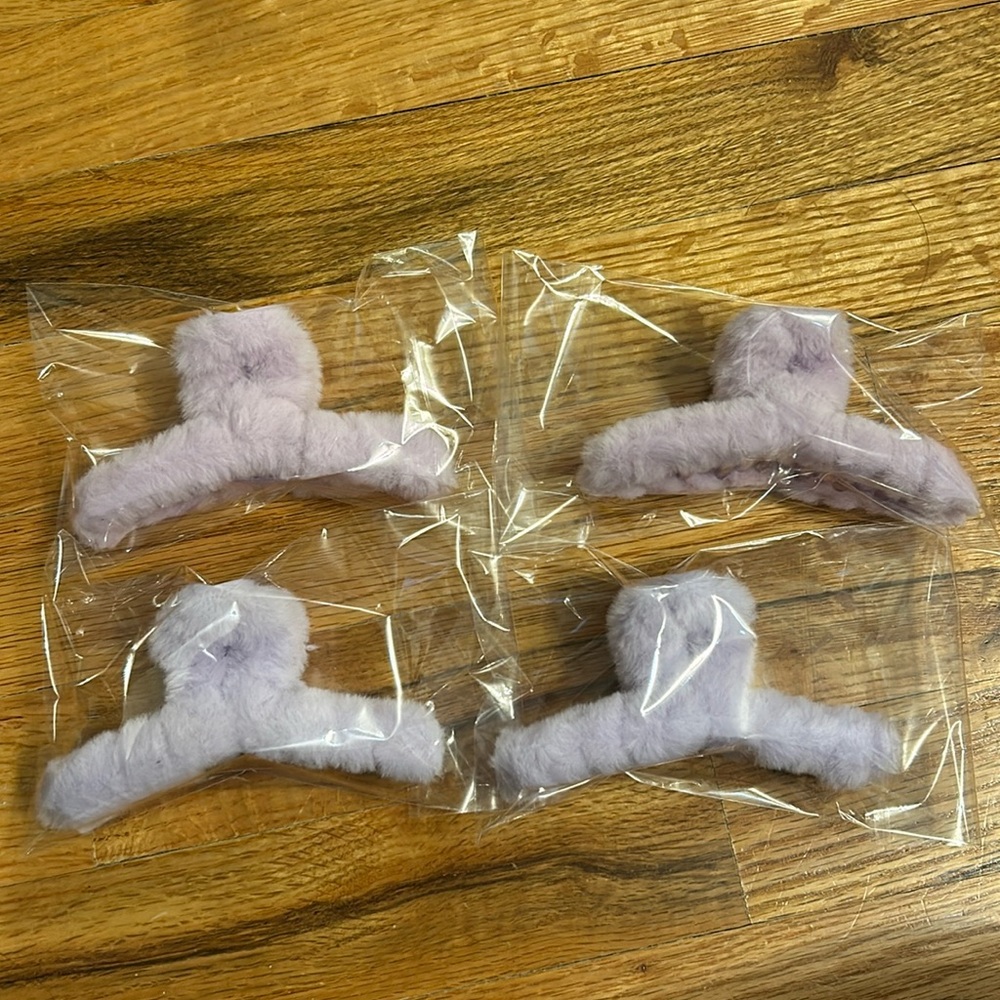 Fluffy claw clips light purple